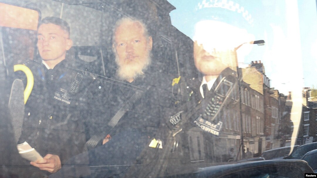 Pendiri WikiLeaks Julian Assange (tengah) di dalam mobil van polisi, meninggalkan pengadilan di London, Inggris, Kamis (11/4). 