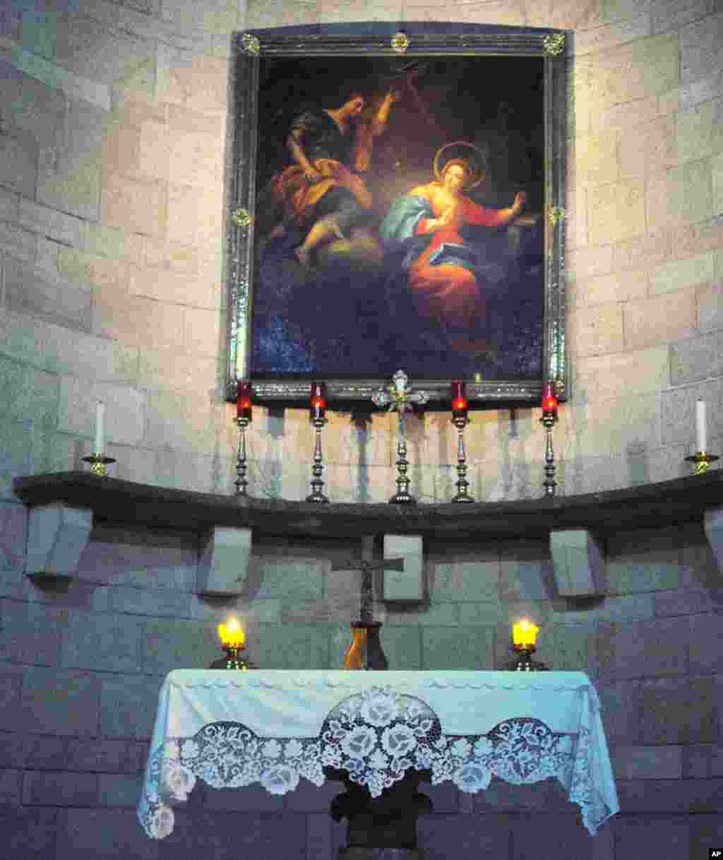 Altar inside Basilica of the Annunciation. (VOA - M. Lipin)