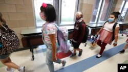 Học sinh mang khẩu trang đi học ở Godley, Texas, ngày 5/8/2020. 