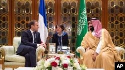 محمدبن‌سلمان، ولیعهد عربستان سعودی، و امانوئل مکرون، رئیس‌جمهوری فرانسه (آرشیو)