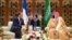 محمدبن‌سلمان، ولیعهد عربستان سعودی، و امانوئل مکرون، رئیس‌جمهوری فرانسه (آرشیو)