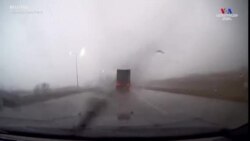 Մի կադր. Բեռնատարը ուժգին քամու հետևանքով շրջվում է մայրուղու վրա. Նեբրասկա