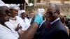 Le président guinéen Alpha Condé fait prendre la température à l'hôpital Donka de Conakry, le 28 novembre 2014. (Photo: REUTERS/Alain Jocard/Pool)