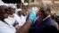 Le président guinéen Alpha Condé fait prendre la température à l'hôpital Donka de Conakry, le 28 novembre 2014. (Photo: REUTERS/Alain Jocard/Pool)
