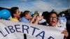 ARCHIVO - Un grupo de manifestantes reclama la libertad de los presos políticos frente al presidio de 'La Modelo', en Tipitapa, Nicaragua, en junio de 2019.