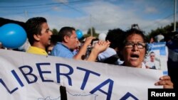 ARCHIVO - Un grupo de manifestantes reclama la libertad de los presos políticos frente al presidio de 'La Modelo', en Tipitapa, Nicaragua, en junio de 2019.