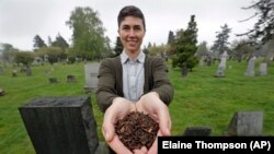 Katrina Spade, pendiri dan Kepala Eksekutif Recompose, memperlihatkan sampel bahan humus yang ditinggalkan dari penguraian sapi yang mati (foto: AP Photo/Elaine Thompson)