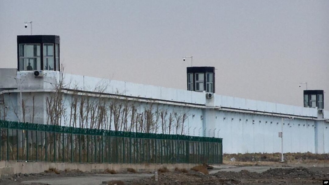 Ikigo gifungirwamwo aba-Uyghur i Dabancheng mu burengero bw'Ubushinwa. Isanamu yafashwe kw'itariki ya 23/04/2021. 
