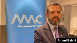 El alcalde de Bogotá, Colombia, Carlos Fernando Galán, posa para la Voz de América durante un evento organizado en Nueva York por el Consejo de Alcaldes sobre Migración para abordar los retos de los flujos migrantes en todo el mundo.
