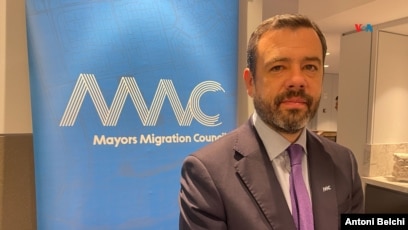 El alcalde de Bogotá, Colombia, Carlos Fernando Galán, posa para la Voz de América durante un evento organizado en Nueva York por el Consejo de Alcaldes sobre Migración para abordar los retos de los flujos migrantes en todo el mundo.
