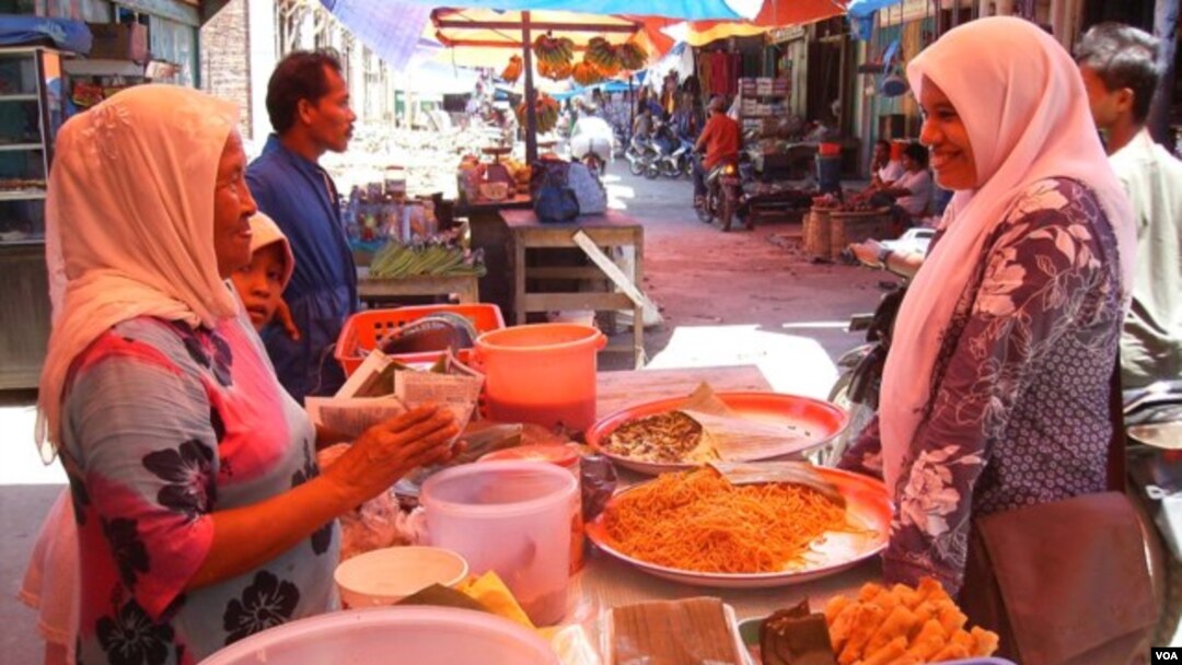 Pedagang kuliner Aceh di Pasar Meureudu Pidie Jaya menjual timphan, kue seupit, kue kekara, dodol dan meuseukat (Foto: dok).