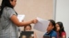 Una maestra toma la asistencia en la Escuela Primaria Frye en Chandler, EEUU, el 23 de mayo de 2023. 