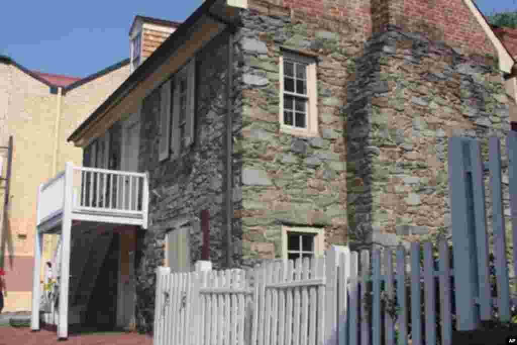 古老石屋(Old Stone House)于独立前建成，系首都市内最古老的建筑