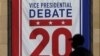 Un miembro del equipo de logística trabaja en los retoques previos del escenario del debate entre el vicepresidente estadounidense, Mike Pence, y la candidata demócrata a la vicepresidencia, Kamala Harris, el 6 de octubre de 2020.