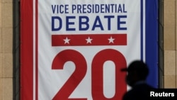 Un miembro del equipo de logística trabaja en los retoques previos del escenario del debate entre el vicepresidente estadounidense, Mike Pence, y la candidata demócrata a la vicepresidencia, Kamala Harris, el 6 de octubre de 2020.