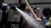 Policía arremete contra maestros públicos en Bolivia