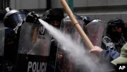 La policía bloquea el acceso al palacio de gobierno mientras choca con los maestros que protestan en La Paz, Bolivia, el 22 de marzo de 2023.