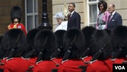 Kunjungan Presiden Obama disambut dengan parade tentara angkatan darat Inggris yang dikenal dengan nama Scots Guards (24/5).