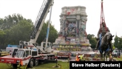 Crews remove a statue of Confederate General Robert E. Lee in Richmond, Virginia, September 8, 2021. (Steve Helber/Pool via REUTERS)