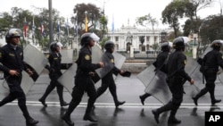 La policía antidisturbios camina frente al edificio cerrado del Congreso en Lima, Perú, el martes 1 de octubre de 2019.