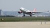 ARHIVA - Avion Er Srbije sa medicinskim zalihama poleće sa aerodroma Nikola Tesla u Beogradu, 25. aprila 2020. (Foto: Reuters/Marko Đurica) 