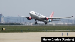 ARHIVA - Avion Er Srbije sa medicinskim zalihama poleće sa aerodroma Nikola Tesla u Beogradu, 25. aprila 2020. (Foto: Reuters/Marko Đurica) 