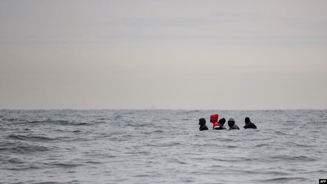 Migranti u čamcu plove preko nemirnih voda Engleskog kanala, pored severne Francuske, u pokušaju da se dokopaju obala Britanije. (Fotografija godine 2020, AFP)