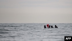 Des migrants dans la manche, entre la France et le Royaume-Uni, le 29 novembre 2020.