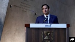 Američki državni sekretar Marco Rubio govori dok obilazi Jad Vašem, Svjetski centar sjećanja na holokaust, u Jerusalemu, Izrael, 16. februara 2025.