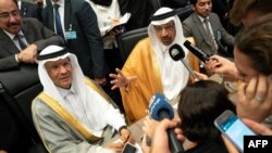 Menteri Energi Saudi, Khaled al-Falih (kanan) digantikan oleh Wakilnya, Pangeran Abdulaziz bin Salman bin Abdulaziz (kanan), yang juga putra Raja Salman. (foto: dok).