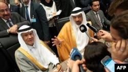 شاهزاده عبدالعزیز بن سلمان (چپ) در کنار خالد الفالح - آرشیو