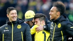 De la gauche, Robert Lewandowski, l'entraîneur-chef de Dortmund Juergen Klopp et ses joueurs Milos Jojic de Serbie et Pierre-Emerick Aubameyang du Gabon célèbrent après avoir remporté le match de la Bundesliga allemande entre BvB Borussia Dortmund et Eint