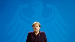 Chanselye alman an, Angela Merkel, ki t ap reyaji nan biwo li nan Bèlen, aprè fiziyad ki fèt nan vil Hanau, pati santral Lalmay, jedi 20 fevriye 2020 an.