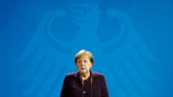 Chanselye alman an, Angela Merkel, ki t ap reyaji nan biwo li nan Bèlen, aprè fiziyad ki fèt nan vil Hanau, pati santral Lalmay, jedi 20 fevriye 2020 an.