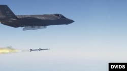 미 해군 F-35 전투기에서 AIM-120 'AMRAAM' 공대지 미사일을 발사했다. (자료사진)