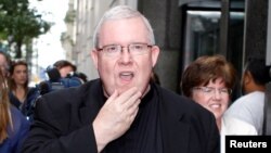 Monseñor William Lynn deberá presentarse a un juez para que definan la fianza.