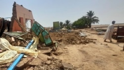 Seorang pria berjalan di samping rumahnya yang hancur akibat banjir yang melanda Meroe, di utara Khartoum, Sudan, pada 20 Agustus 2024. (Foto: AP/Marwan Ali)