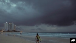 Las nubes se acumulan sobre Playa Gaviota Azul cuando la tormenta tropical Zeta se acerca a Cancún, México, la madrugada del lunes 26 de octubre de 2020. 