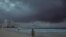 Las nubes se acumulan sobre Playa Gaviota Azul cuando la tormenta tropical Zeta se acerca a Cancún, México, la madrugada del lunes 26 de octubre de 2020. 