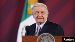 ARCHIVO - El presidente de México, Andrés Manuel López Obrador, habla durante su conferencia de prensa habitual, en el Palacio Nacional de la Ciudad de México, México, el 16 de octubre de 2023.