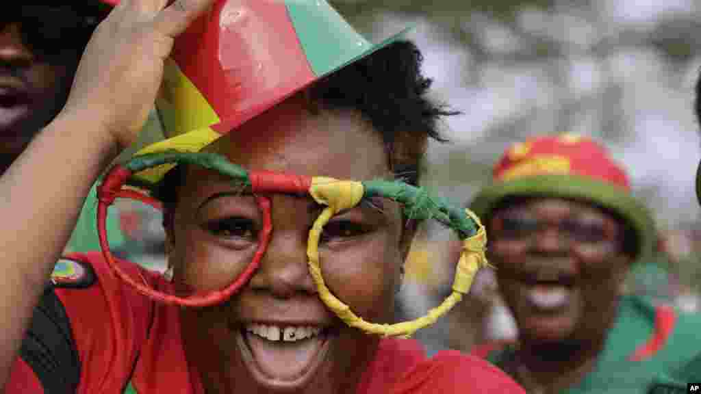 Les amateurs du football camerounais sourient à un photographe à l&#39;aéroport international de Malabo à Malabo, Guinée équatoriale samedi 17 janvier 2015.