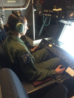 Lucero Moreno Stockett, Sargento Mayor de la Fuera Aérea de EE.UU. desempeñando su trabajo en el avión KC-10.