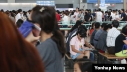 본격 여름방학과 휴가철을 맞은 24일 오후 인천국제공항 출국장에 여행객이 북적이고 있다. 