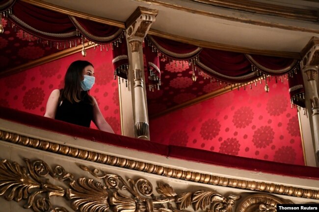 Gedung opera La Scala Italia dibuka kembali untuk umum untuk pertama kalinya sejak wabah COVID-19, di Milan. (Foto: Reuters)