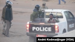 Les policiers arrêtent un manifestant dans une rue de N'Djamena, Tchad, 10 février 2017. (VOA/ André Kodmadjingar)