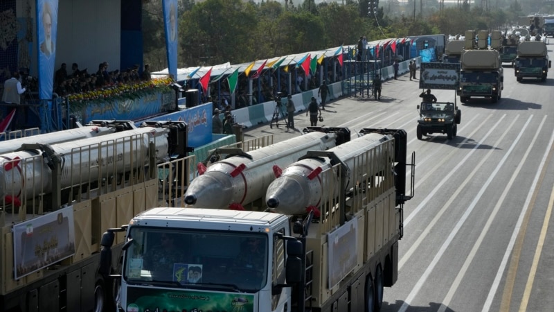 ئێران فڕۆکەی بێفڕۆکەوان و موشەکی نوێ ئاشکرا دەکات