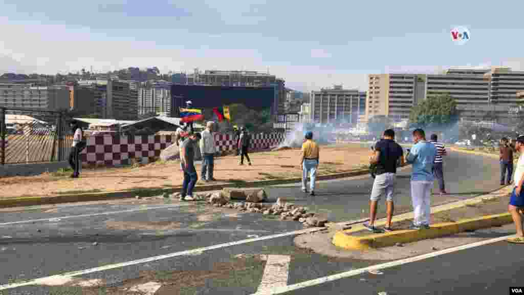 El presidente encargado Juan Guaidó pidió un levantamiento militar en un video filmado el martes en la base aérea La Carlota, en Caracas. 