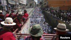 Índigenas obsevan una manifestación de estudiantes de medicina de la Universidad El Alto, que protestan contra un decreto gubernamental que extendería el horario de trabajo.