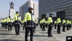 Polisi Korea Selatan berjaga di dekat Kedutaan Amerika saat berlangsungnya unjuk rasa di Seoul (Foto: dok). Pihak berwenang Korsel telah menangkap dua orang tersangka mata-mata Korut.