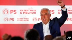 안토니우 코스타 포르투갈 총리가 6일 자신이 이끄는 사회당이 총선에서 승리한 후 주먹을 하늘 위로 올리고 있다. 